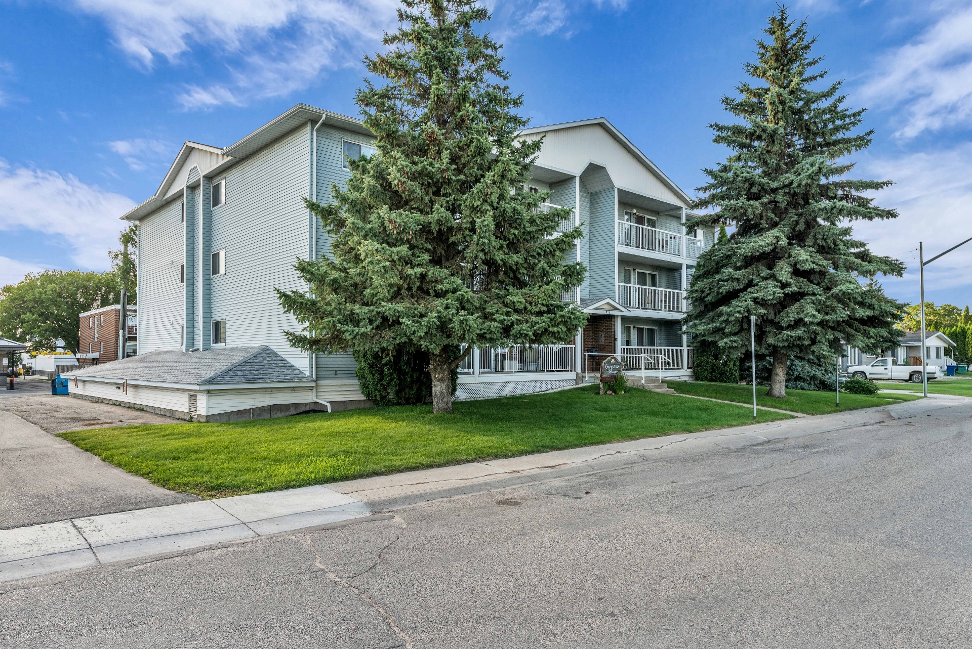 8街Superstore两房电梯公寓出售,带地下车库——林与唐地产